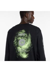 Koszulka męska New Balance MT61H4CYBK – czarna. Kolor: czarny. Materiał: bawełna, dresówka. Długość rękawa: długi rękaw. Wzór: aplikacja, napisy, kolorowy #2