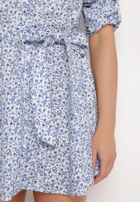 Born2be - Niebiesko-Biała Bawełniana Sukienka Mini w Kwiaty o Rozkloszowanym Koszulowym Kroju z Paskiem Tienl. Kolor: niebieski. Materiał: bawełna. Wzór: kwiaty. Typ sukienki: koszulowe. Długość: mini #5
