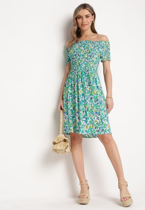 Born2be - Zielona Wiskozowa Sukienka Typu Hiszpanka z Elastyczną Gumką w Talii Anlavera. Okazja: na co dzień. Typ kołnierza: dekolt hiszpanka. Kolor: zielony. Wzór: kwiaty. Typ sukienki: proste. Materiał: wiskoza. Długość rękawa: krótki rękaw. Sezon: wiosna. Styl: casual