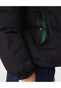 Lacoste - LACOSTE - Krótka kurtka puchowa z logo. Typ kołnierza: kaptur. Kolor: czarny. Materiał: puch. Długość: krótkie. Wzór: aplikacja