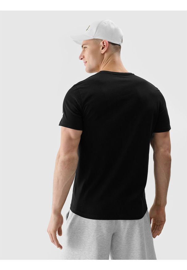4f - 4F T-shirt regular z nadrukiem uniseks 4F x Drift Masters - czarny XXL. Okazja: na co dzień. Kolor: czarny. Materiał: bawełna, dzianina, jersey. Wzór: nadruk. Styl: klasyczny, casual, sportowy