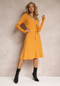 Renee - Żółta Rozkloszowana Sukienka Sweterkowa z Kopertowym Dekoltem Fiorrtte. Kolor: żółty. Materiał: dzianina, materiał, tkanina. Typ sukienki: kopertowe #3