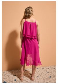 bonprix - Sukienka szyfonowa. Typ kołnierza: kołnierz z falbankami. Kolor: różowy. Materiał: szyfon. Długość rękawa: na ramiączkach. Sezon: lato. Typ sukienki: kopertowe, asymetryczne #2