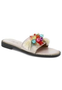 Złote Klapki S.Barski Modne Buty Na Lato. Nosek buta: otwarty. Kolor: złoty. Materiał: skóra ekologiczna. Wzór: kolorowy, aplikacja. Sezon: lato. Styl: sportowy, elegancki