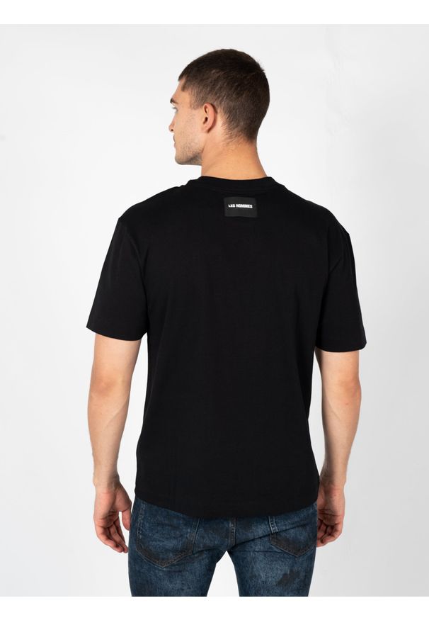 Les Hommes T-Shirt "Love After Death" | LBT1007700D | Mężczyzna | Czarny. Kolor: czarny. Materiał: bawełna. Wzór: aplikacja, nadruk. Styl: klasyczny, elegancki