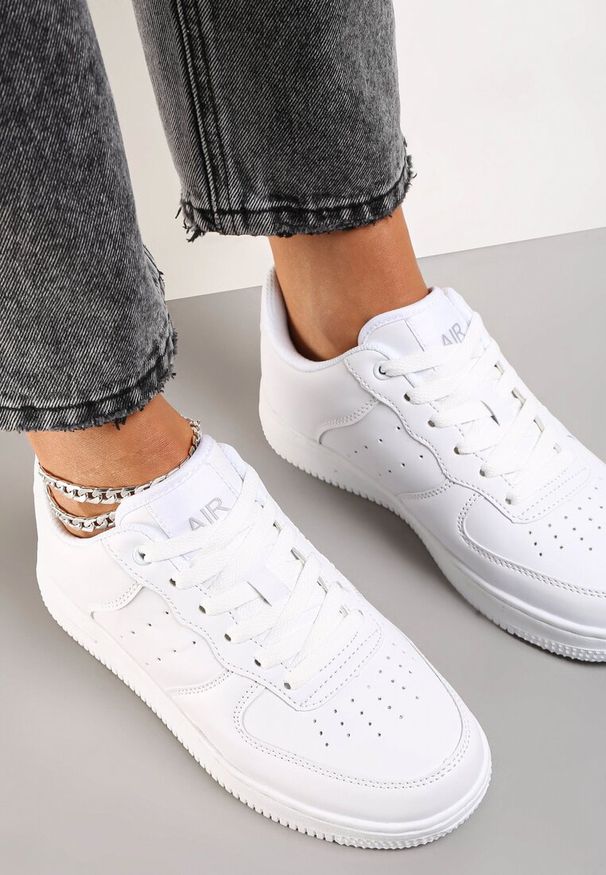 Renee - Białe Sneakersy Coreadenah. Kolor: biały. Szerokość cholewki: normalna. Wzór: prążki