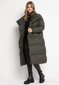 Born2be - Ciemnozielona Kurtka Płaszcz Zapinana na Napy Ukryte pod Plisą z Kieszeniami i Paskiem Ritallas. Okazja: na co dzień, na spacer. Kolor: zielony. Materiał: jeans. Długość: długie. Sezon: jesień. Styl: casual, elegancki #3