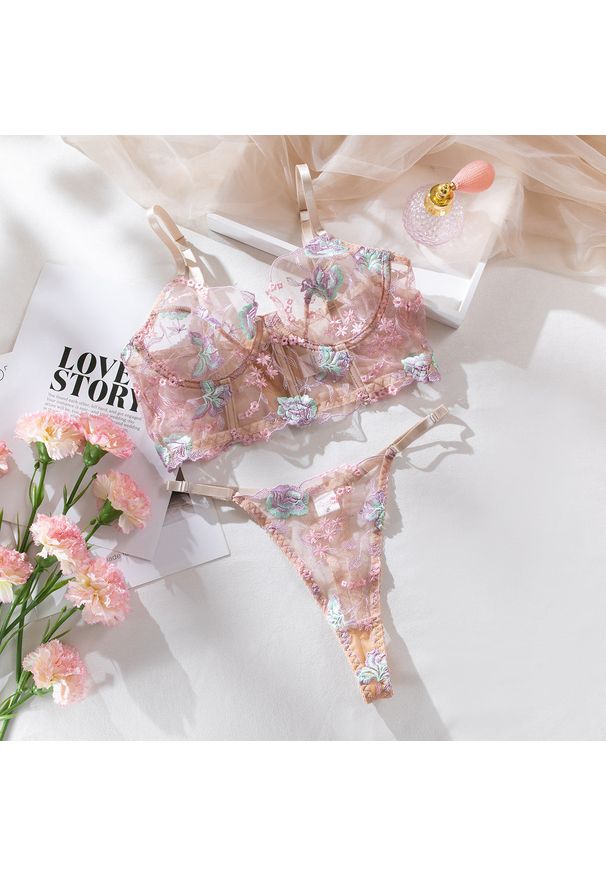 Intica - haftowany komplet bielizny z delikatnymi wykończeniami na specjalne okazje Soyoko. Kolor: różowy. Materiał: materiał. Wzór: haft