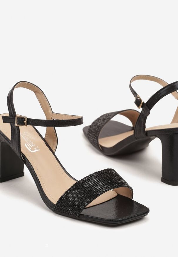 Born2be - Czarne Eleganckie Sandały na Słupku Zdobione Cyrkoniami Aveltewia. Okazja: na co dzień. Zapięcie: pasek. Kolor: czarny. Wzór: aplikacja. Obcas: na słupku. Styl: elegancki