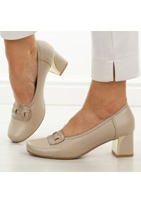 Beżowe skórzane Polskie czółenka damskie Gregors 1205. Okazja: na co dzień. Nosek buta: okrągły. Kolor: beżowy. Materiał: skóra, lakier. Szerokość cholewki: normalna. Sezon: wiosna, lato. Obcas: na słupku. Styl: wizytowy, casual, klasyczny, elegancki #1