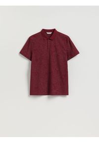 Reserved - Koszulka polo ze świątecznym wzorem - bordowy. Typ kołnierza: polo. Kolor: czerwony. Materiał: bawełna. Styl: wizytowy #1