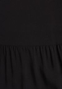 Renee - Czarna Sukienka z Bawełny o Rozkloszowanym Kroju Ozdobiona Falbankami Tessah. Okazja: na co dzień. Typ kołnierza: kołnierz z falbankami. Kolor: czarny. Materiał: bawełna. Wzór: aplikacja. Styl: casual, elegancki, klasyczny #7