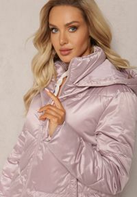 Renee - Różowa Kurtka z Pikowaniem i Troczkiem w Talii oraz Kapturem Aielera. Okazja: na co dzień. Typ kołnierza: kaptur. Kolor: różowy. Styl: sportowy, casual #4