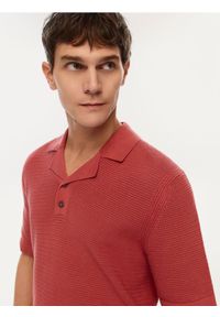 Reserved - Strukturalny sweter polo - różowy. Typ kołnierza: polo. Kolor: różowy. Materiał: dzianina, bawełna #1