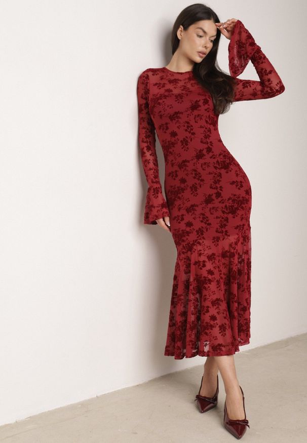 Born2be - Czerwona Siateczkowa Sukienka Koktajlowa VICES z Welurowym Wzorem w Kwiaty Azimene. Okazja: na ślub cywilny, na wesele, na imprezę. Kolor: czerwony. Materiał: welur. Długość rękawa: długi rękaw. Wzór: kwiaty. Styl: wizytowy