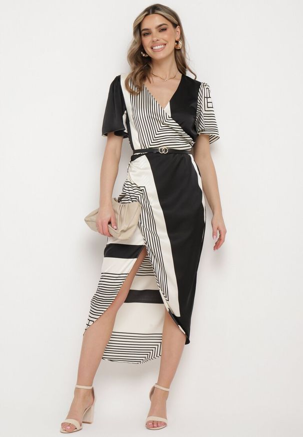 Born2be - Czarno-Biała Kopertowa Sukienka Satynowa z Geometrycznym Wzorem i Gumką w Pasie Gramelia. Okazja: na co dzień. Kolor: czarny. Materiał: satyna. Wzór: geometria. Typ sukienki: kopertowe. Styl: casual