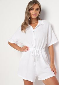 Born2be - Biały Muślinowy Kombinezon z Bawełny Wiązany w Talii z Guzikami Dlirena. Kolor: biały. Materiał: bawełna. Długość rękawa: krótki rękaw. Długość: krótkie. Styl: elegancki #1