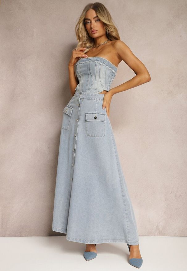 Renee - Jasnoniebieska Rozkloszowana Spódnica Jeansowa Maxi z Bawełny z Guzikami Brissa. Okazja: na co dzień. Kolor: niebieski. Materiał: bawełna, jeans. Wzór: aplikacja. Styl: casual