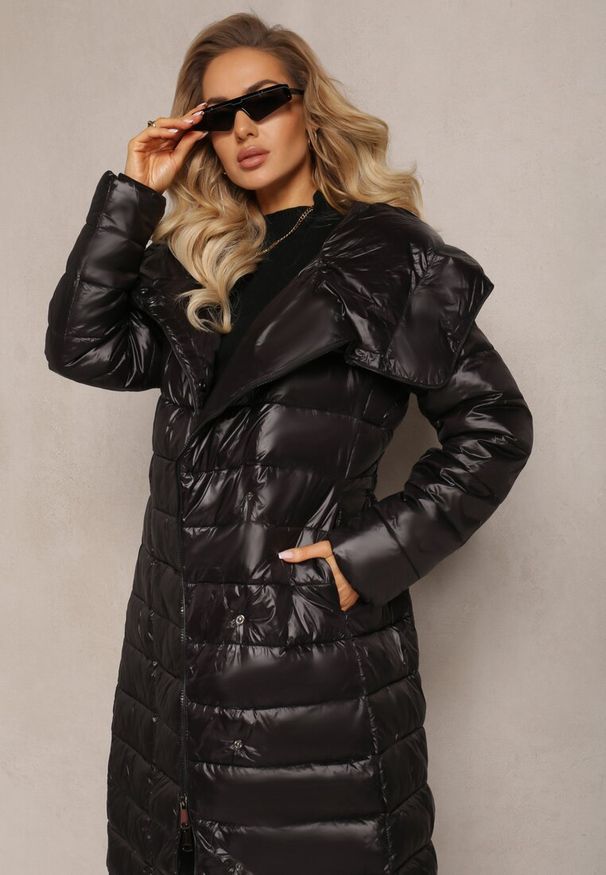 Renee - Czarna Długa Kurtka Pikowana Płaszcz z Szerokim Kołnierzem Mizii. Kolor: czarny. Długość: długie. Wzór: aplikacja