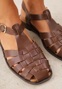 Born2be - Brązowe Sandały VICES z Przeplatanymi Paskami i Kwadratowym Noskiem Assadah. Okazja: na co dzień. Zapięcie: pasek. Kolor: brązowy. Materiał: jeans, koronka. Styl: casual, klasyczny, elegancki #4