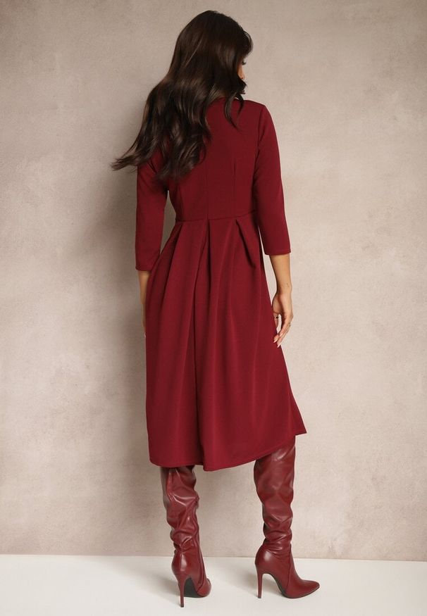 Renee - Bordowa Sukienka o Rozkloszowanym Kroju z Rękawem Długości 3/4 Nomini. Okazja: na randkę, na spotkanie biznesowe. Typ kołnierza: dekolt w kształcie V. Kolor: czerwony. Materiał: skóra. Typ sukienki: rozkloszowane. Styl: klasyczny, elegancki, biznesowy