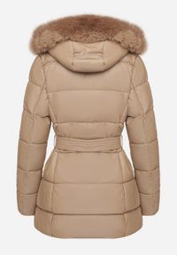 Born2be - Ciemnobeżowa Pikowana Kurtka z Kapturem Futerkiem i Paskiem Greleti. Okazja: na spacer. Typ kołnierza: kaptur. Kolor: beżowy. Materiał: futro. Styl: elegancki #6