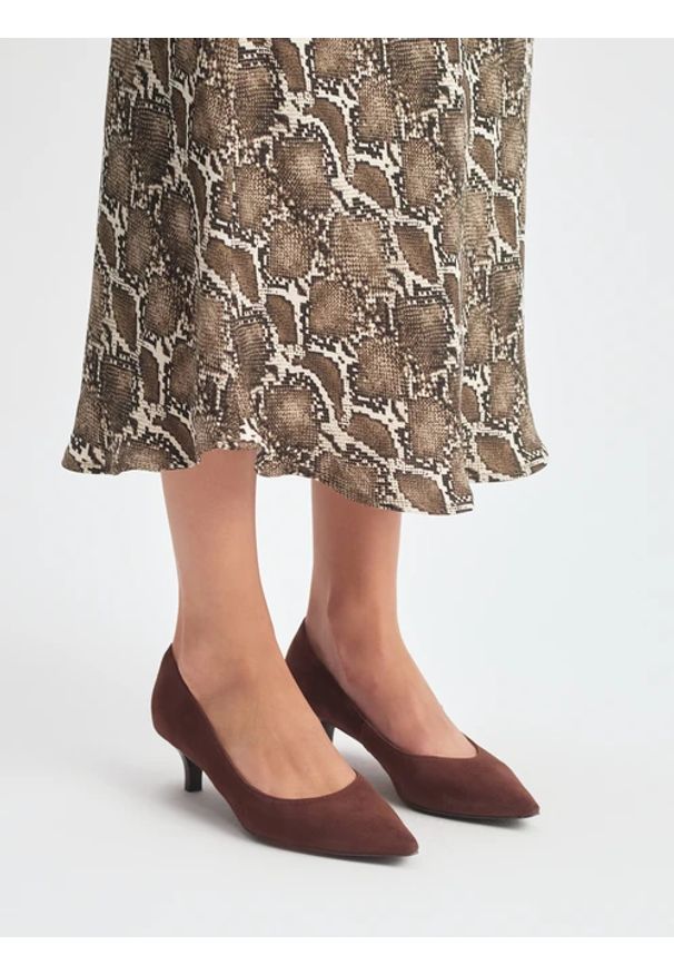 Ryłko - Czekoladowe czółenka damskie na kaczuszce. Zapięcie: bez zapięcia. Kolor: brązowy. Materiał: skóra, welur. Obcas: na szpilce. Styl: klasyczny, street. Wysokość obcasa: średni