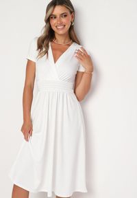 Born2be - Biała Taliowana Sukienka z Dekoltem na Zakładkę Quimadea. Okazja: na spotkanie biznesowe. Kolor: biały. Materiał: materiał. Wzór: aplikacja. Styl: elegancki, biznesowy #2