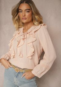 Renee - Różowa Bluzka z Wiskozy Ozdobiona Falbankami i Wiązaniem Fonoriel. Okazja: na co dzień. Typ kołnierza: kołnierz z falbankami. Kolor: różowy. Materiał: wiskoza. Wzór: aplikacja. Sezon: lato, wiosna. Styl: casual, elegancki