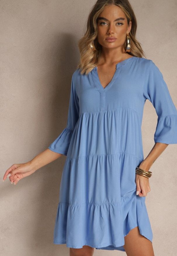 Renee - Niebieska Wiskozowa Sukienka o Rozkloszowanym Kroju Ozdobiona Falbanami Lirione. Okazja: na imprezę, na co dzień. Kolor: niebieski. Materiał: wiskoza. Wzór: aplikacja. Sezon: lato. Typ sukienki: proste. Styl: casual, elegancki