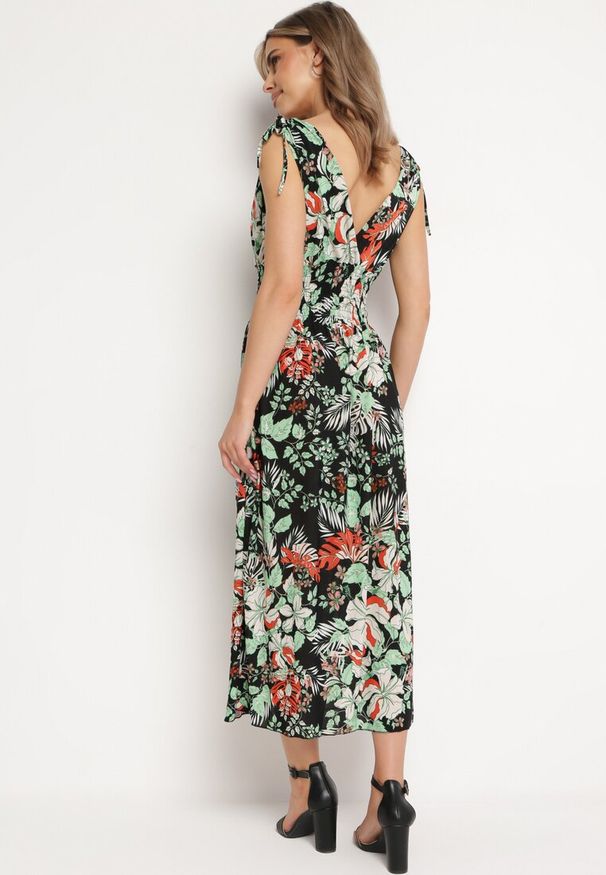 Born2be - Czarno-Zielona Sukienka z Kopertowym Dekoltem w Kwiaty z Gumką w Pasie Fionessa. Okazja: na co dzień. Typ kołnierza: dekolt kopertowy. Kolor: czarny. Wzór: kwiaty. Typ sukienki: kopertowe. Styl: klasyczny, casual, elegancki