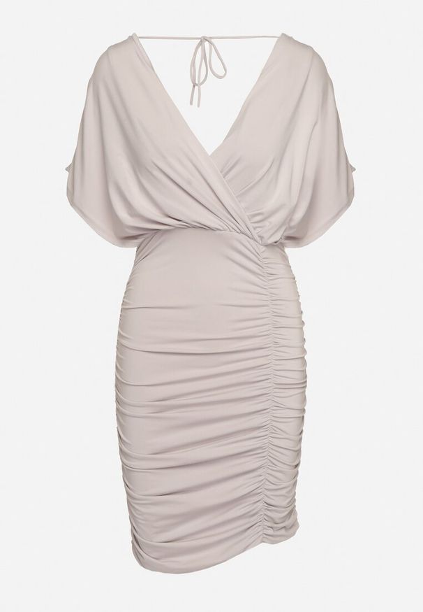 Born2be - Jasnoszara Sukienka z Kopertowym Dekoltem i Marszczeniami z Wiązaniem na Plecach Edalina. Typ kołnierza: dekolt kopertowy. Kolor: szary. Typ sukienki: kopertowe