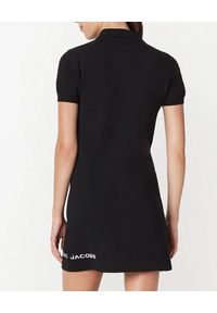 THE MARC JACOBS - Czarna tenisowa sukienka polo. Typ kołnierza: polo. Kolor: czarny. Materiał: dzianina. Typ sukienki: sportowe, proste. Styl: sportowy. Długość: mini #4