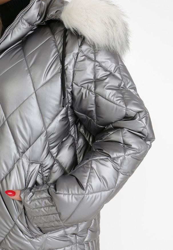 Born2be - Srebrna Kurtka Deinarpia. Kolor: srebrny. Długość rękawa: długi rękaw. Długość: długie. Styl: klasyczny