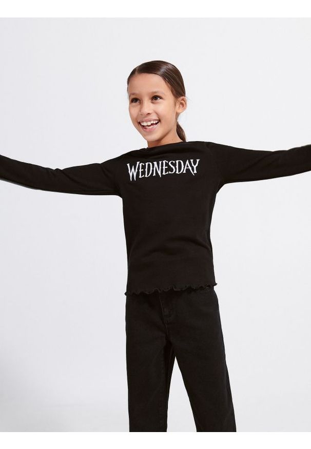 Reserved - Koszulka z haftem Wednesday - czarny. Kolor: czarny. Materiał: bawełna, dzianina. Wzór: haft
