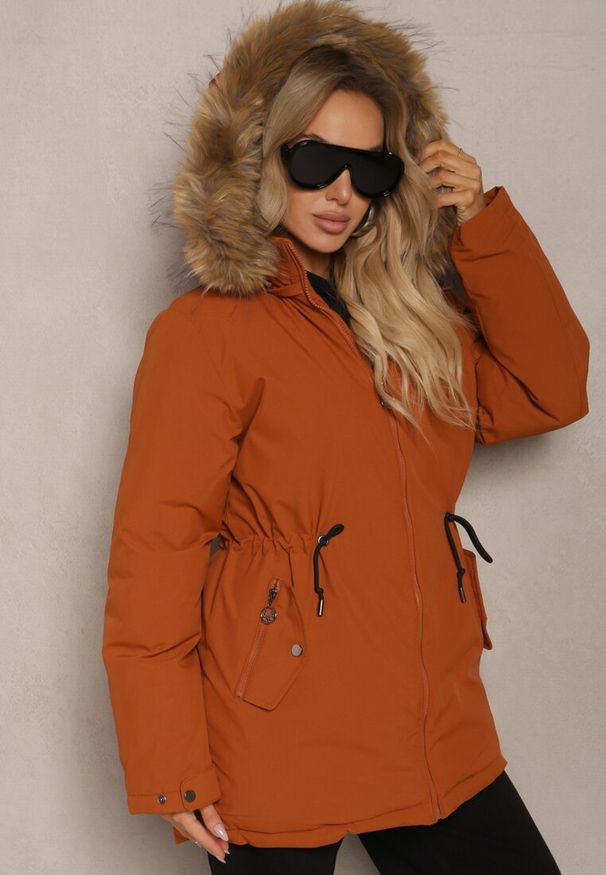 Renee - Brązowa Kurtka w Stylu Parka ze Ściągaczami w Talii i Odpinanym Kapturem z Futerkiem Fezirra. Okazja: na co dzień. Kolor: brązowy. Materiał: futro. Styl: sportowy, elegancki, casual