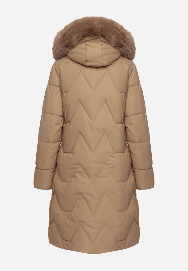 Born2be - Ciemnobeżowa Kurtka Pikowana o Długim Fasonie z Kapturem i Futrem Vertizola. Okazja: na co dzień, na spacer. Typ kołnierza: kaptur. Kolor: beżowy. Materiał: futro. Długość: długie. Styl: casual, elegancki
