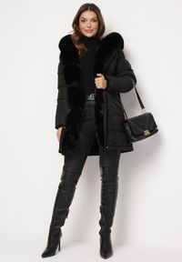 Born2be - Czarna Pikowana Kurtka z Ozdobnym Futerkiem Dristella. Kolor: czarny. Materiał: futro. Wzór: aplikacja #4