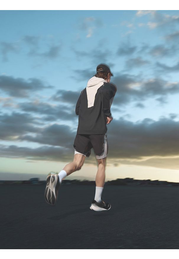 4f - 4F Bluza do biegania regular z kapturem męska - czarna S. Typ kołnierza: kaptur. Kolor: czarny. Materiał: materiał