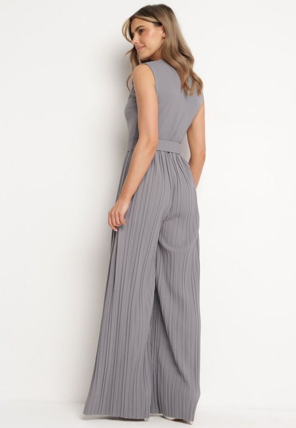 Born2be - Szary Kombinezon z Kopertową Górą i Szerokimi Nogawkami z Paskiem z Metalową Klamrą Lancilla. Okazja: na spotkanie biznesowe. Kolor: szary. Długość: długie. Styl: elegancki, biznesowy