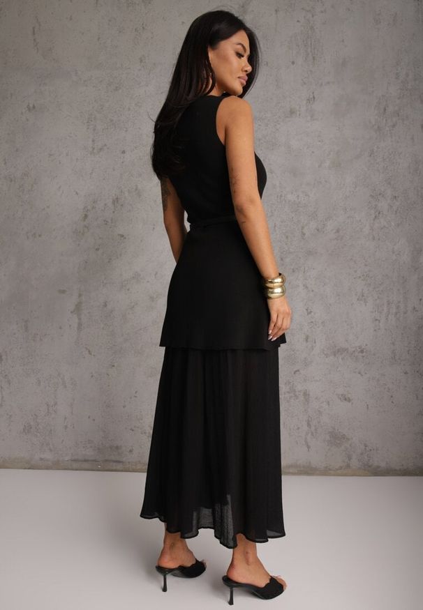 Renee - Czarna Dzianinowa Sukienka z Wiskozą Zdobiona Podszewką i Paskiem z Klamrą Arkilia. Okazja: na co dzień. Kolor: czarny. Materiał: wiskoza, dzianina. Wzór: aplikacja. Styl: casual