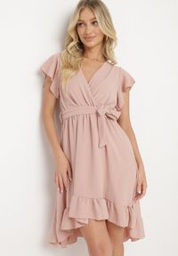 Born2be - Ciemnoróżowa Kopertowa Sukienka z Asymetrycznym Dołem Ozdobiona Falbanką z Paskiem w Talii Snidia. Kolor: różowy. Materiał: tkanina. Wzór: aplikacja. Sezon: lato. Typ sukienki: kopertowe, asymetryczne #7