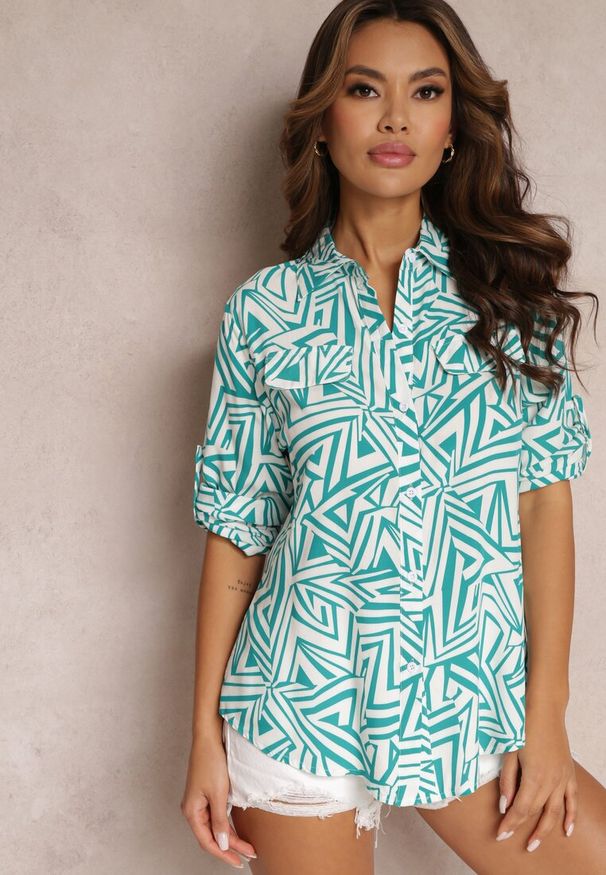 Renee - Zielono-Biała Koszula z Wiskozy w Geometryczny Print Jacelyn. Okazja: na co dzień. Typ kołnierza: dekolt w serek, kołnierzyk klasyczny. Kolor: zielony. Materiał: wiskoza. Wzór: geometria, nadruk. Styl: klasyczny, elegancki, casual