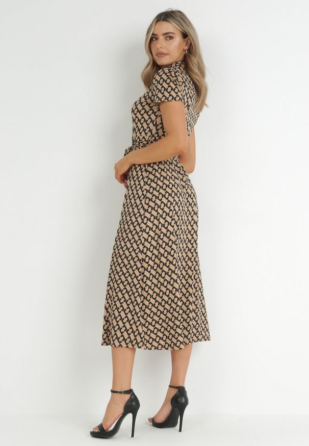 Born2be - Ciemnobeżowa Sukienka Alethanthei. Okazja: na co dzień. Kolor: beżowy. Materiał: materiał. Długość rękawa: krótki rękaw. Wzór: nadruk, aplikacja, geometria. Typ sukienki: szmizjerki. Styl: casual, elegancki. Długość: midi