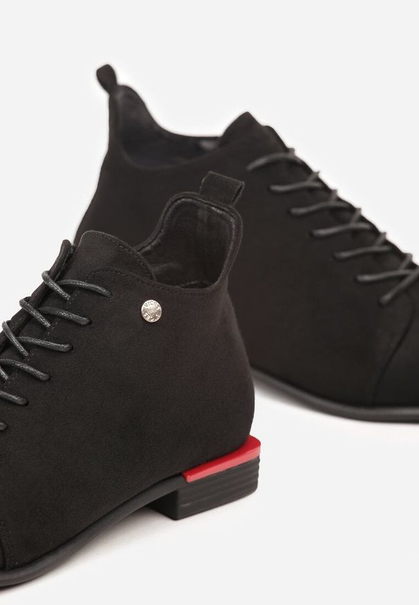 Born2be - Czarne Botki Typu Trzewiki z Imitacji Zamszu Vices Implie. Okazja: na co dzień. Kolor: czarny. Materiał: zamsz. Styl: elegancki, klasyczny, casual