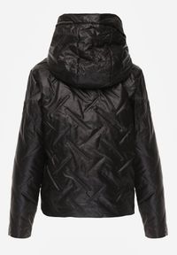 Renee - Czarna Pikowana Kurtka z Nieodpinanym Kapturem z Ozdobną Naszywką Chloreris. Okazja: na co dzień. Kolor: czarny. Materiał: poliester, jeans. Wzór: aplikacja. Sezon: wiosna. Styl: casual #8