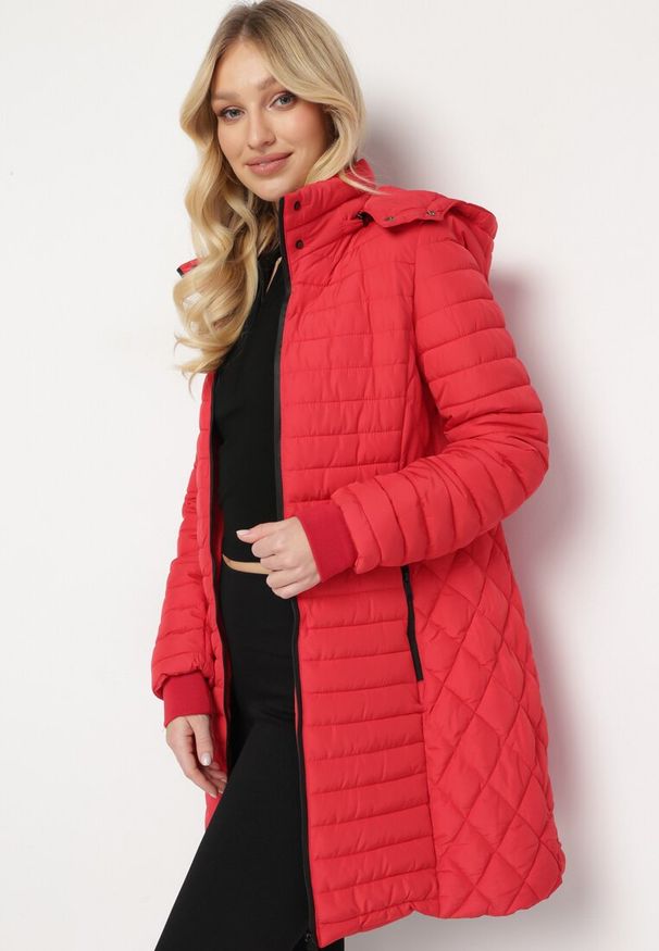 Born2be - Czerwona Kurtka do Kolan Pikowana Zillo. Okazja: na co dzień. Kolor: czerwony. Materiał: tkanina, jeans. Długość: do kolan. Styl: elegancki, casual