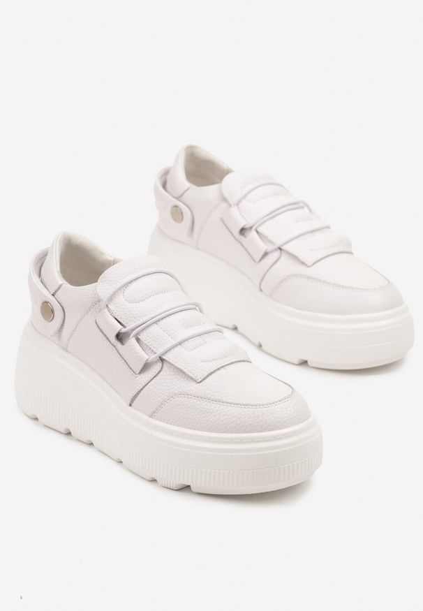 Born2be - Białe Skórzane Sneakersy na Grubej Podeszwie Ozdobione Paskiem Reilana. Okazja: na co dzień. Zapięcie: pasek. Kolor: biały. Materiał: skóra. Wzór: aplikacja