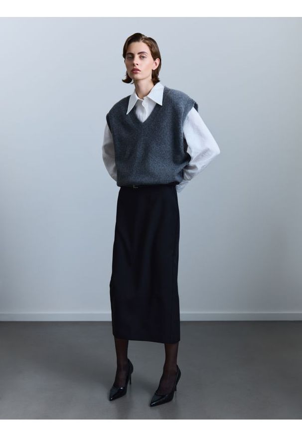 Reserved - Spódnica midi z paskiem - czarny. Kolor: czarny. Materiał: wiskoza, tkanina. Wzór: gładki