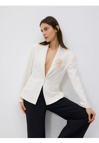Reserved - Marynarka z broszką - kremowy. Kolor: kremowy. Materiał: tkanina, wiskoza #1